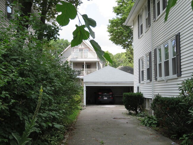 Building Photo - 10-12-12 Fairlawn Ave