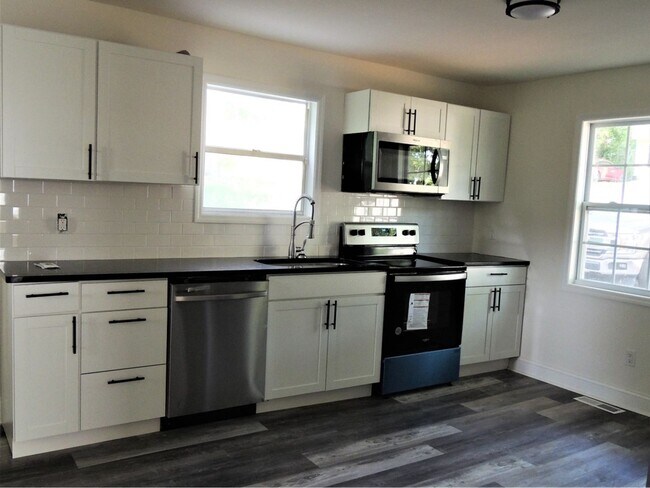Building Photo - Newly Renovated 3 Bedroom 2 Bathroom House...