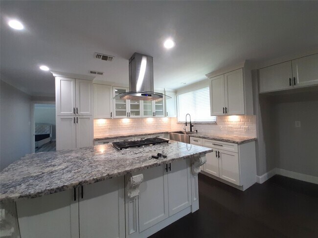 Building Photo - 6115 Glen Lee Dr
