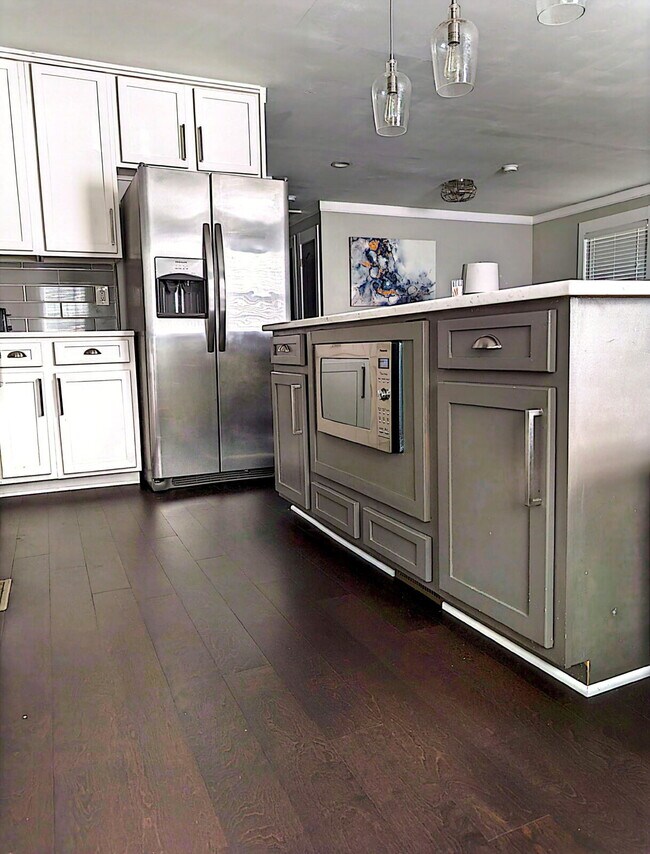 Building Photo - Stylish & Convenient Atlanta Room: All-Inclusive Living!