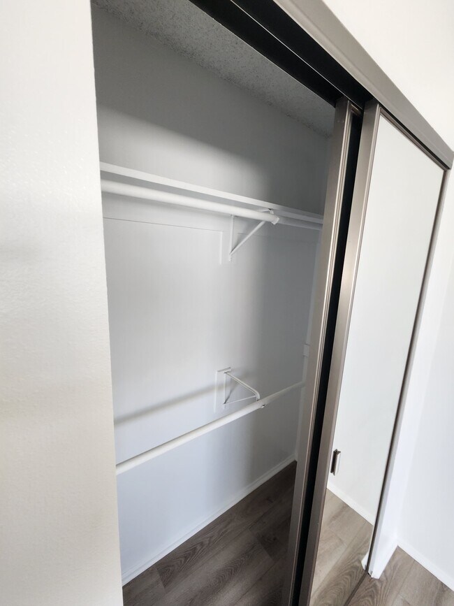 Building Photo - 702 N Paulina Ave