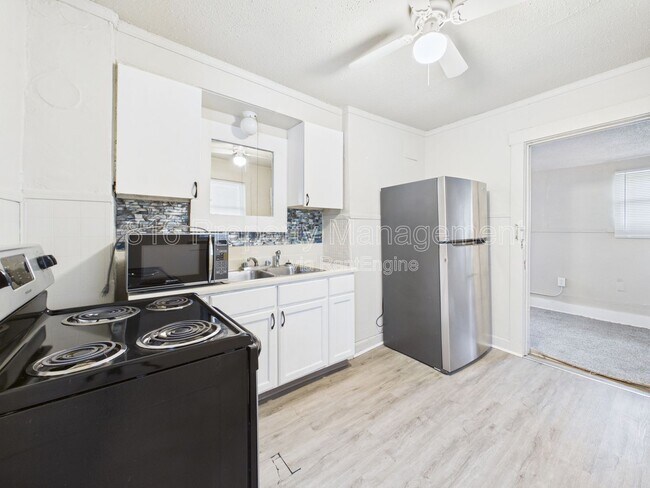 Building Photo - 4028 E 68th Terrace