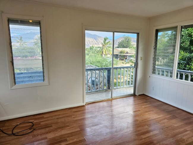 Building Photo - Spacious 3-Beds, 2-Bath Apartment. Back unit