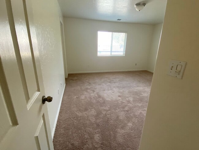 Building Photo - Charming home for rent in Visalia