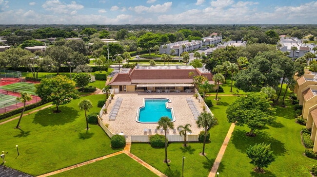 Building Photo - 2825 SW 22nd Ave