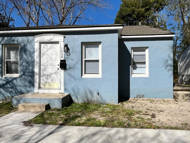 Primary Photo - Available March 10th! Charming 2BR/1BA Duplex