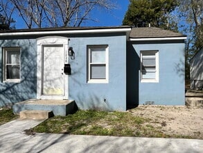 Building Photo - Available March 10th! Charming 2BR/1BA Duplex