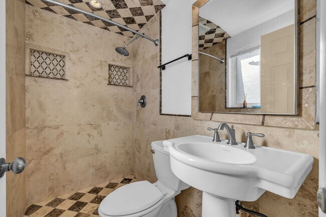 Building Photo - 5 Bedroom 3 Bathroom Home in Sandy!