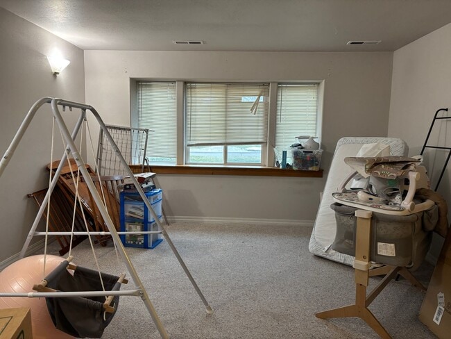 Building Photo - Beautiful house near walking trails and the hospital. Beautiful views of the Bridger Mountains