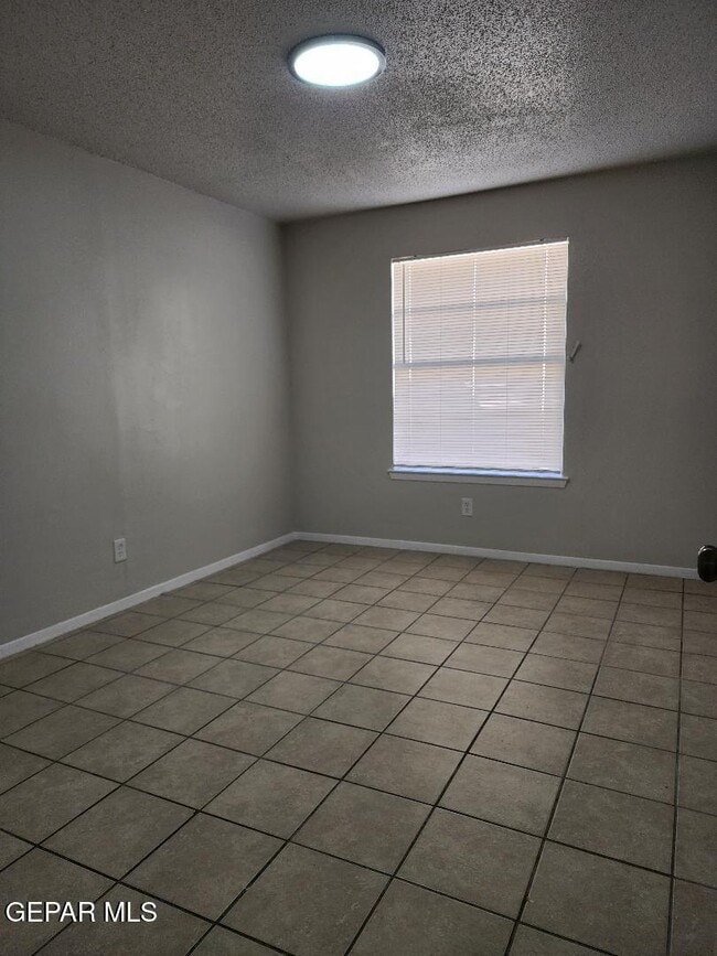 Building Photo - 2912 E Glen Dr