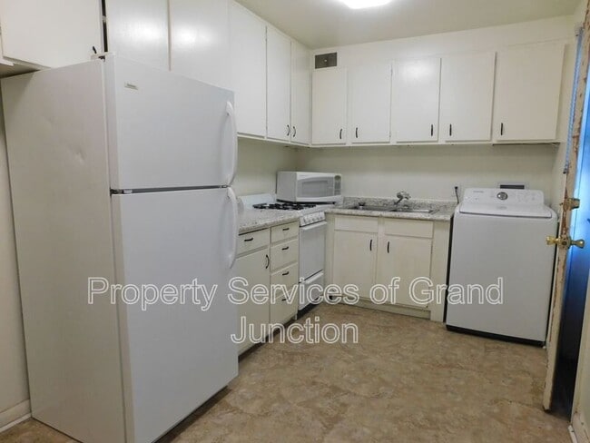 Building Photo - 1364 Elm Ave