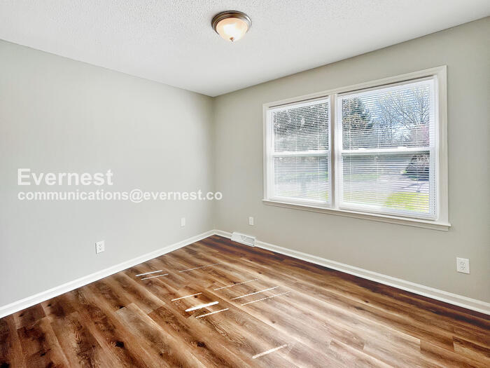 Building Photo - 425 Shallowood Ln