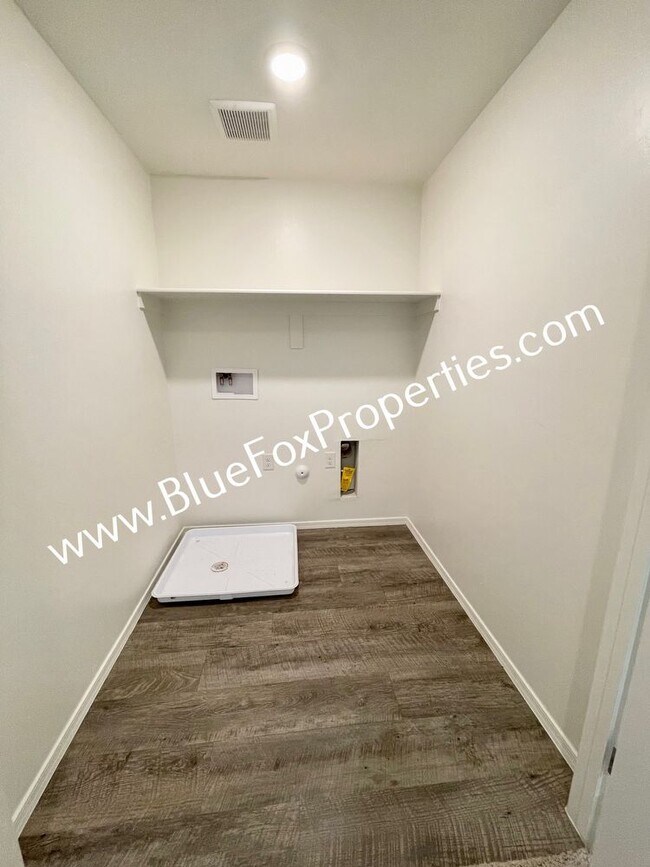 Building Photo - 12854 N Peony Dr