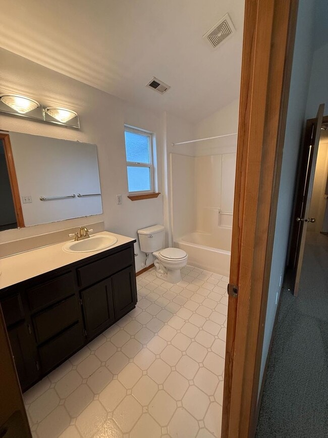 Building Photo - Spacious and Newly Updated 3 Bed/2.5 Bath in Desirable Salmon Creek area!