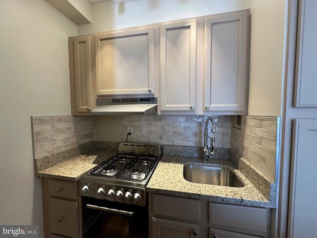 Building Photo - 2101 Chestnut St