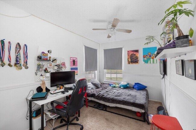 Building Photo - 9306 Crescent Moon Dr
