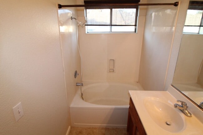 Building Photo - Townhouse 2 bedrooms, 2 1/2 baths, 2 car g...
