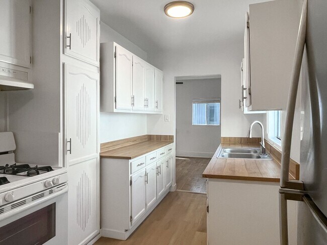 Interior Photo - 3956 W 27th St