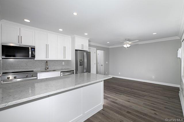 Building Photo - 164 W Montauk Hwy