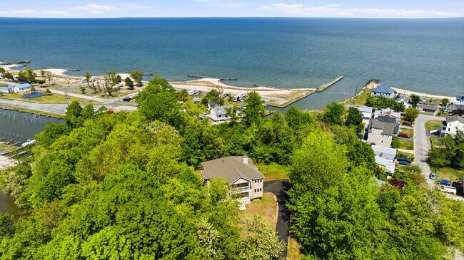 Building Photo - 5116 Shore Dr