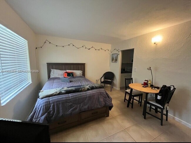 Building Photo - 8601 SW 68th Ct