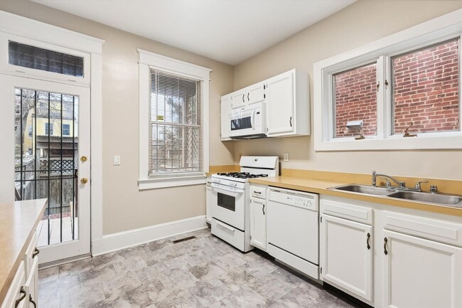 Building Photo - Newly Renovated: 4 Bed 2 Bath on 5th Stree...