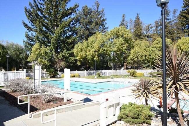 Building Photo - Sharp, Bright and Tranquil 2 Bedroom 2 Bath Condo in the Villages Community!