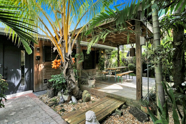 Building Photo - 1613 SW 5th Ct