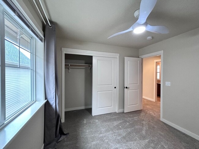 Building Photo - Incredibly Large 4 Bed 2.5 Bath Charmer!