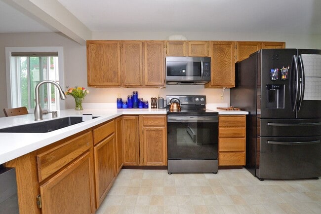 Building Photo - Convenient East Side Condo