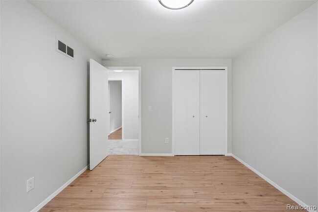 Building Photo - 1880 Welling Dr