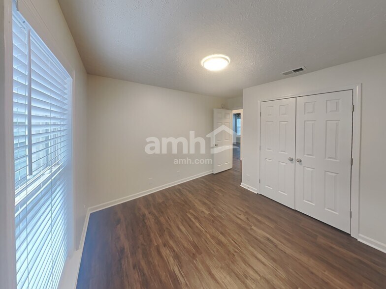 Building Photo - 651 Crescent Rd