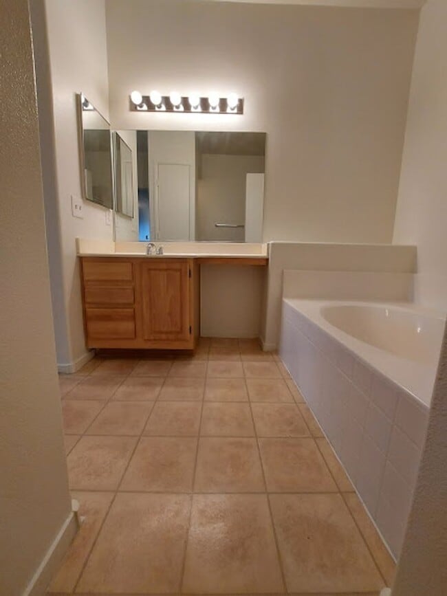 Building Photo - Excellent 2 bed 2 ba in a gated community