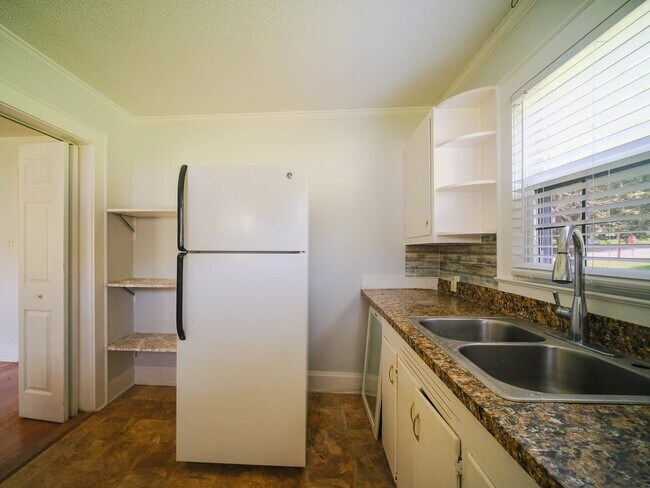 Building Photo - "Charming 3-Bedroom Home with Hardwood Floors & 2 Full Baths in Bessemer City – 1758 Sq Ft of Com...