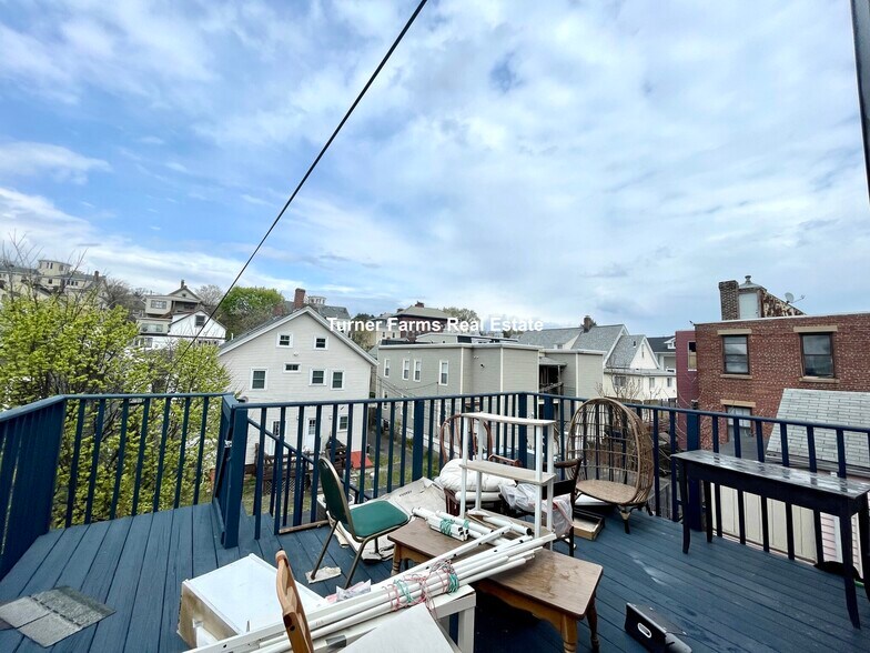 Building Photo - 585A Somerville Ave