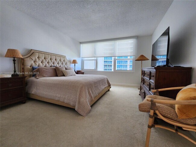 Building Photo - 3505 S Ocean Dr