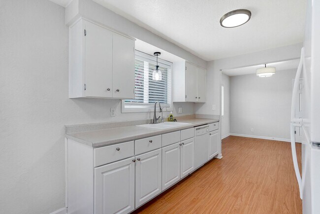 Building Photo - Well kept 3 bed, 1 bath in NE Salem