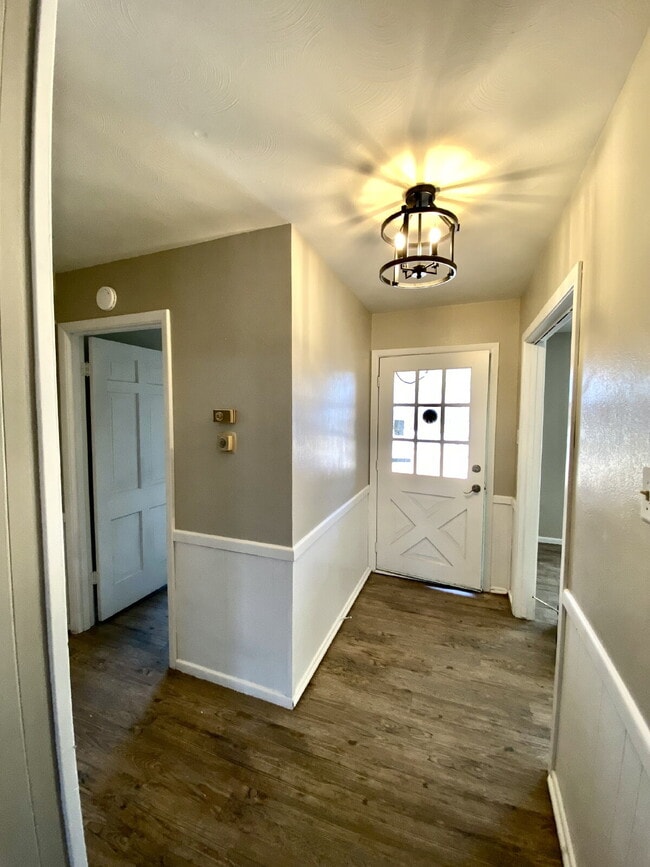 Building Photo - Spacious 4-Bedroom, 3-Bath Home in Central...