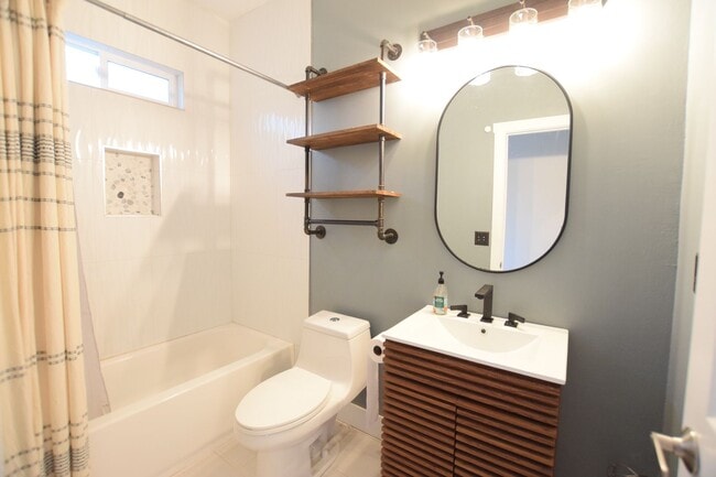 Building Photo - Stylish Oakland Retreat – 3BR, 2BA + Huge ...