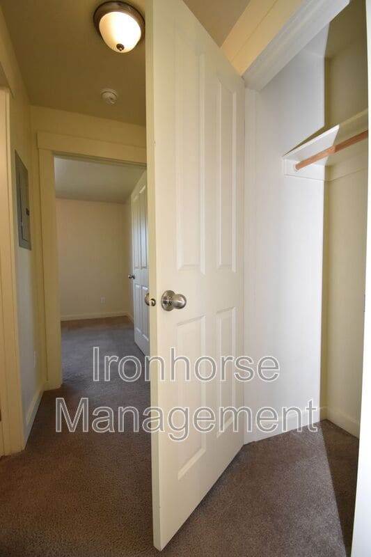 Building Photo - 807 W Villard St