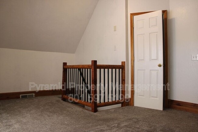 Building Photo - 489 E Center St