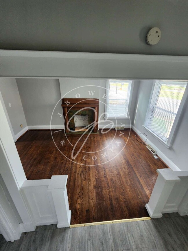 Building Photo - 2 bed 2 story townhouse! Individual baseme...
