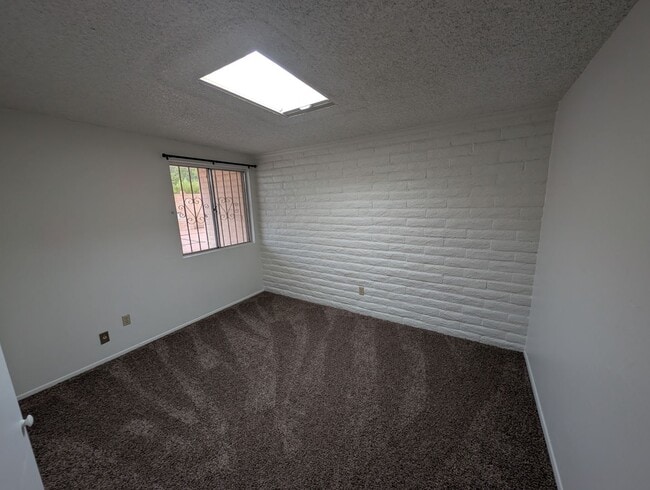 Building Photo - Comfortable West Side Rental