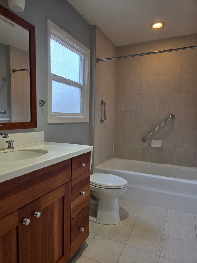 Building Photo - 1545 Brookside Dr