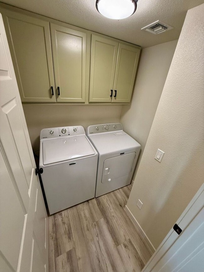 Building Photo - NEW Remodeled 1 Bedroom with BONUS ROOM!