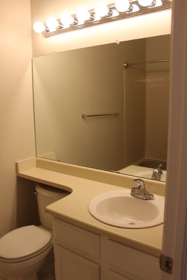 Building Photo - Dakota Station - 2 BR/2BA Condo!