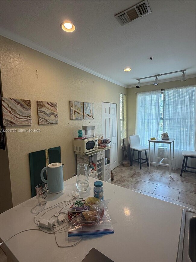 Building Photo - 860 N Orange Ave