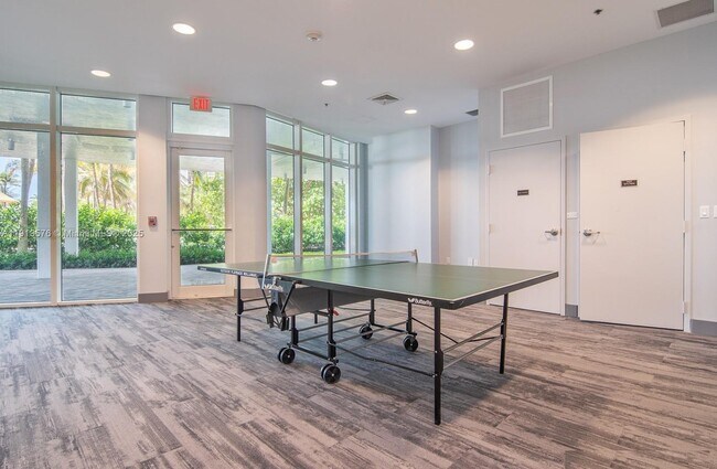 Building Photo - 6515 Collins Ave