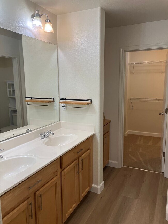 Building Photo - Roseville Cool and Close to Everything