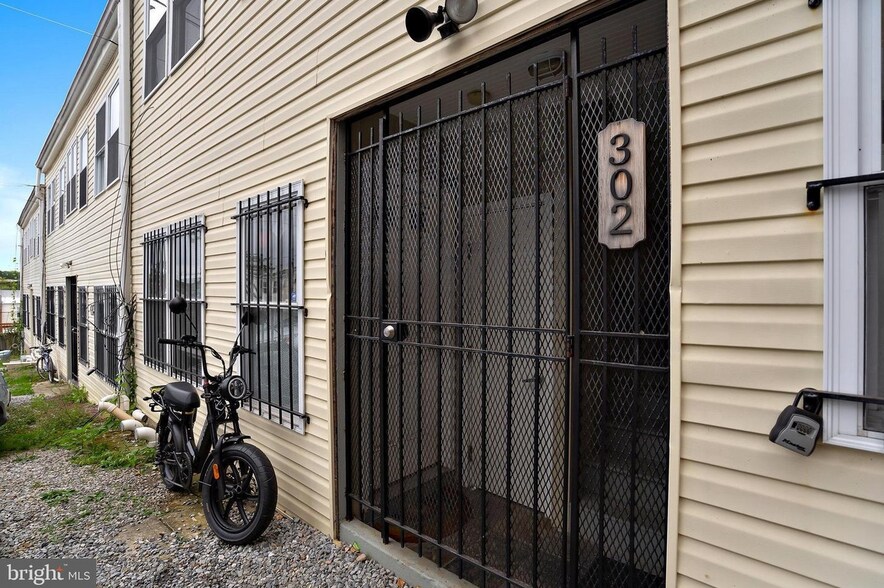 Building Photo - 302 Todd Pl NE